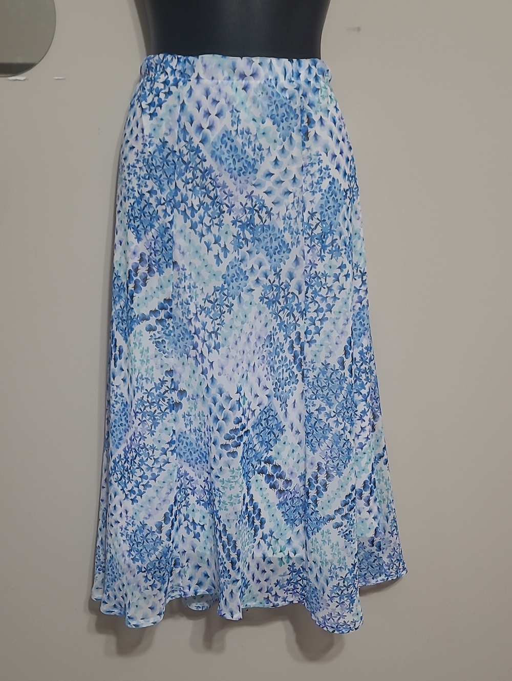 ⭐️ NWOT TanJay Blue and White Floral A-Line Skirt Sz 14